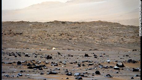 Kitartás Ez a fotó a rover lombkoronájáról a távolban április 6-án készült. 