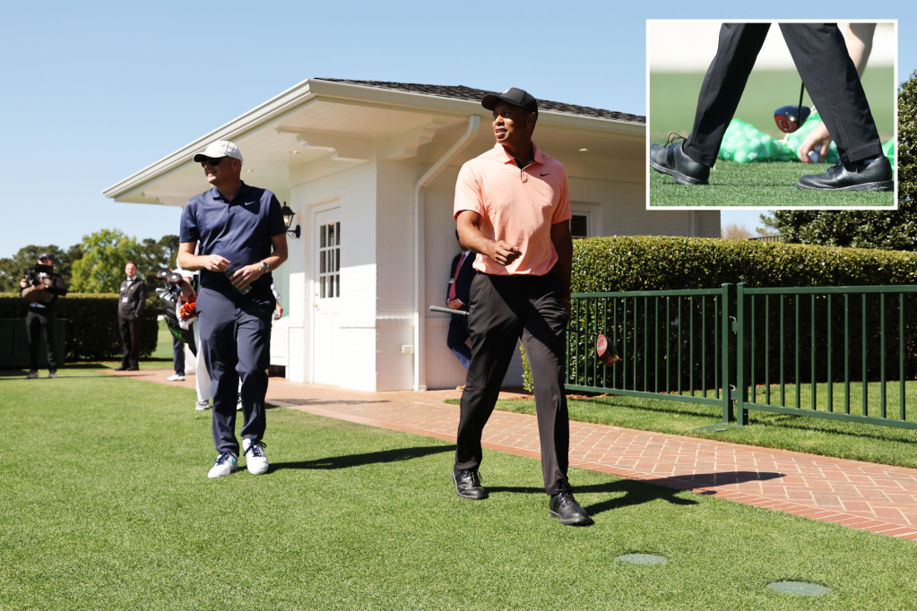 A Nike megszólítja Tiger Woods-t, miközben FootJoy-t visel Augustában