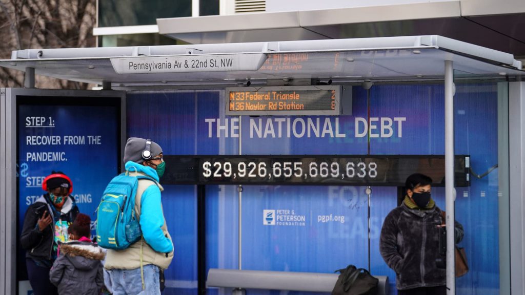 A globális államadósság várhatóan 71 billió dollárra emelkedik idén: Kutatás