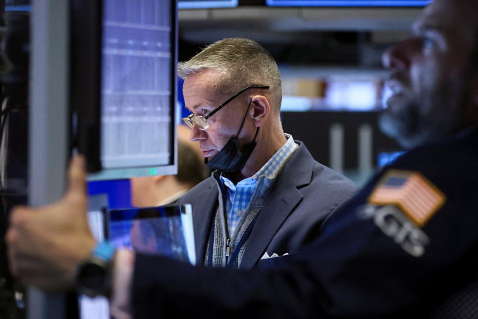 A kereskedők a New York-i Értéktőzsde (NYSE) padlóján dolgoznak New Yorkban, az Egyesült Államokban, 2022. április 14. REUTERS/Brendan McDermid