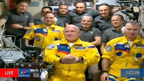 orosz űrhajósok  túlterhelt & # 39 ;  A NASA űrhajósa a Nemzetközi Űrállomásra sárga űrruhában való megérkezés körüli vitáról beszél