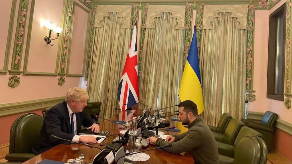 Boris Johnson pénzügyi és katonai segítséget ígér, miután Kijevben találkozott Zelenszkijvel