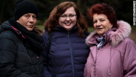 Mila Turchin (középen) egy gyötrelmes utazás után végre újra találkozik édesanyjával, Lubával (jobbra) és húgával, Vitával (balra).