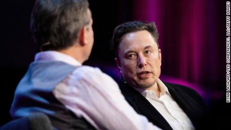 Miért kell a Tesla befektetőknek aggódniuk Elon Musk Twitter-elterelése miatt?
