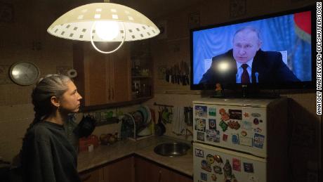 Az oroszok a tudatlanságban a valódi háborús helyzetről az ország orwelli médiavisszhangja közepette