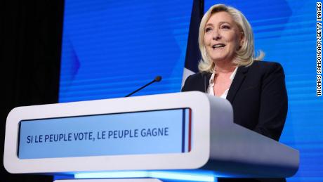 Marine Le Pen híveihez fordul vasárnap a francia elnökválasztás első fordulója után.