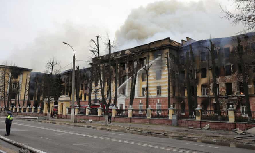 A tűzoltók leeresztik a tömlőt a Légvédelmi Erők Központi Kutatóintézetének égő épületében az oroszországi Tver városában.