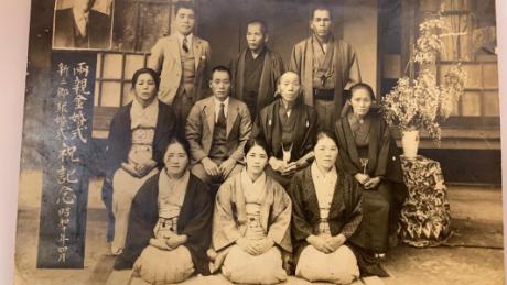 A képen Ken Tanaka, 1935-ben 32 éves, az első sor közepén.