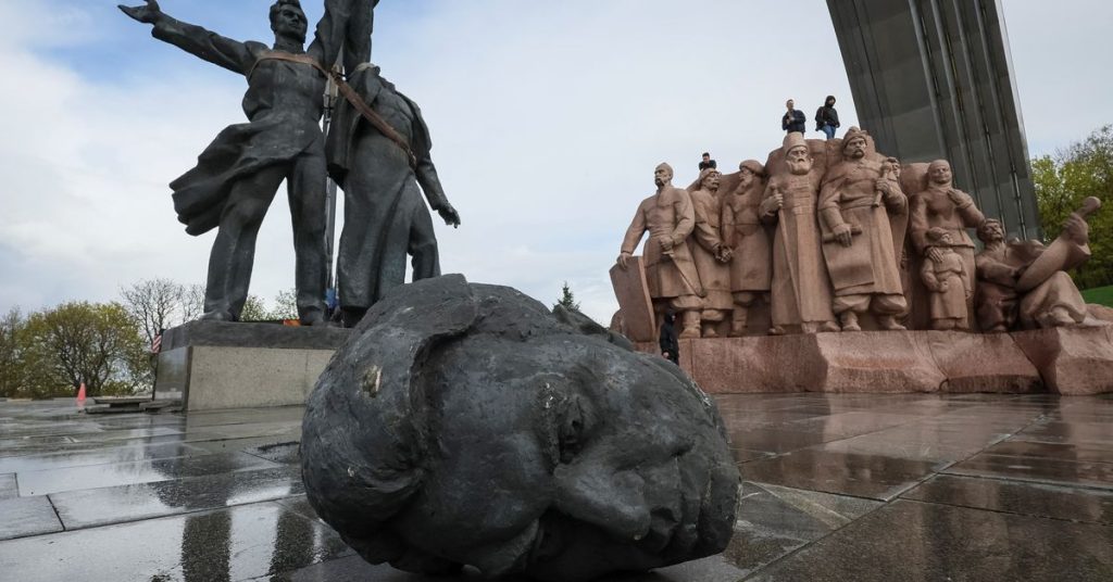 Kijev lebontja az orosz-ukrán barátságot jelképező szovjet korszak emlékművét