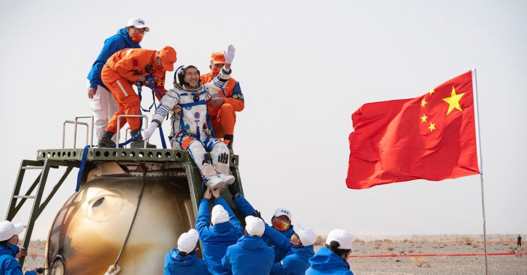 Kínai űrhajósok landolnak a Földön Kína leghosszabb emberes űrmissziója után