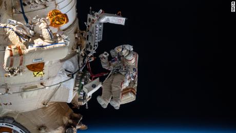 Denis Matveyev és Oleg Artemjev orosz űrhajósok április 18-án hat óra 37 percig dolgoztak az állomás orosz részén kívül.  Megjelenik Artemjev, akit az űrruhás piros csíkjairól lehet felismerni.