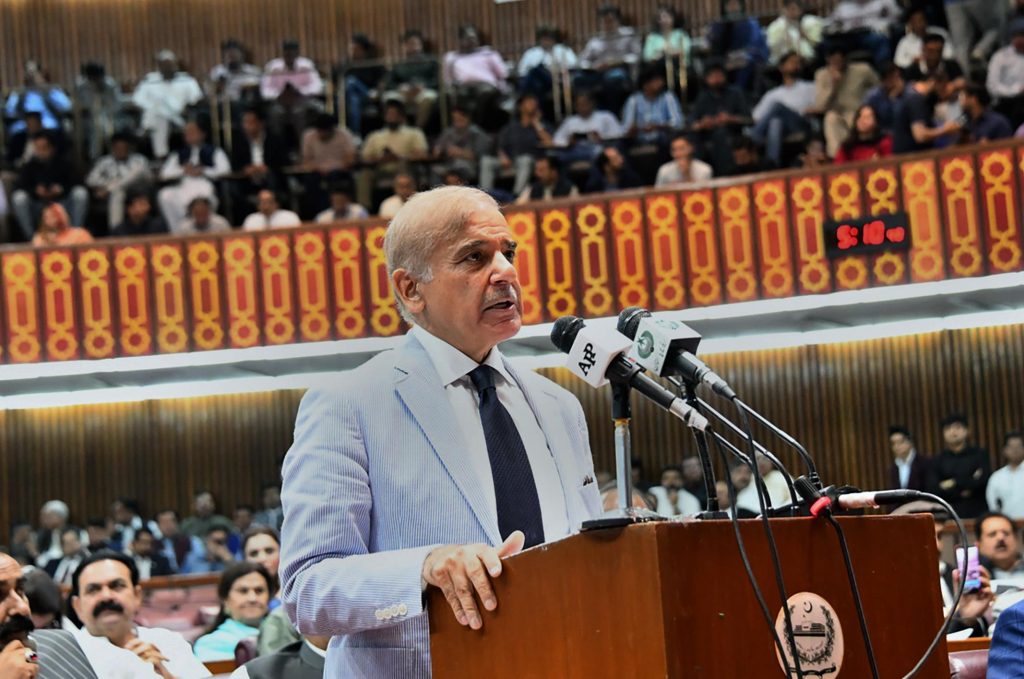 Sharif egyhetes dráma után letette az esküt Pakisztán új miniszterelnökeként