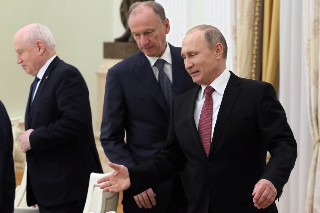 Vlagyimir Putyin orosz elnök (R) és az Orosz Biztonsági Tanács akkori titkára, Nyikolaj Patrusev (C) 2017-ben találkozóra érkezik a biztonsági és hírszerzési vezetőkkel.