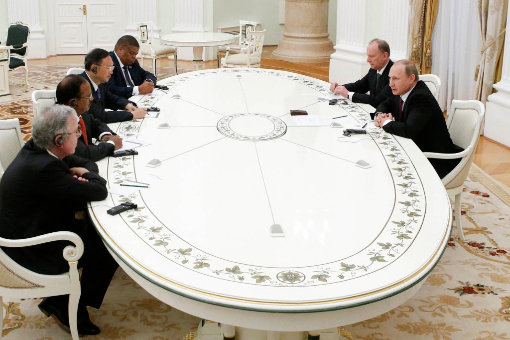 Vlagyimir Putyin orosz elnök (jobbra, elöl) Nyikolaj Patrusev Biztonsági Tanács titkára kíséretében (jobbra, hátul) részt vesz a BRICS vezető tisztségviselőivel tartott megbeszélésen. 