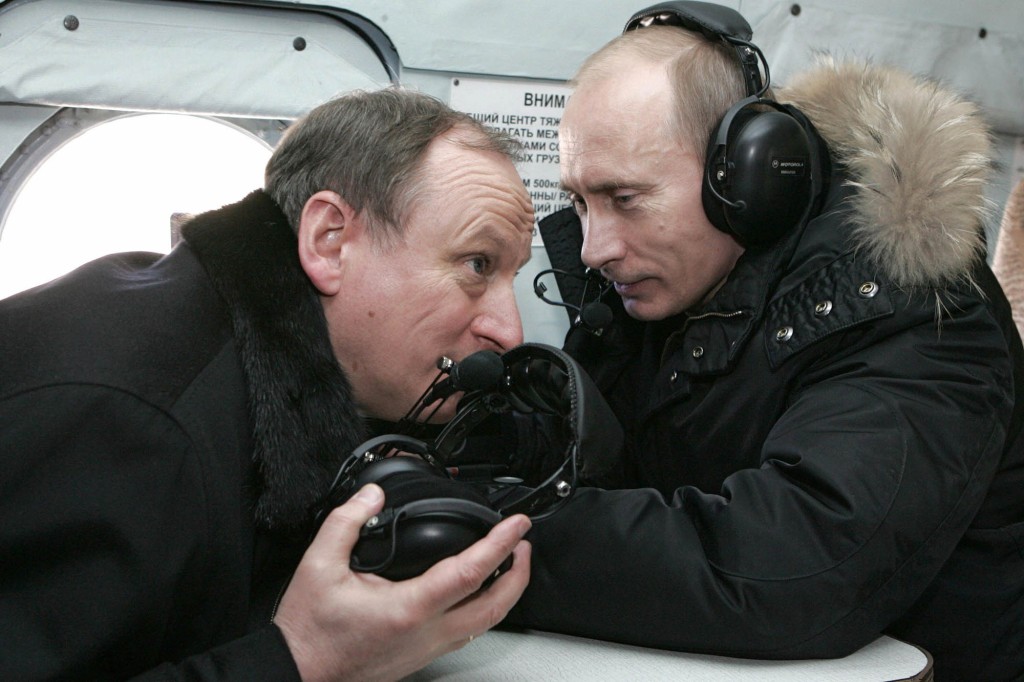 Vlagyimir Putyin elnök (jobbra) és az FSZB biztonsági szolgálatai, Nyikolaj Patrusev parancsnok (balra) helikopterrel repül, hogy meglátogassa a nalcsiki katonai állomást 2008. február 4-én.