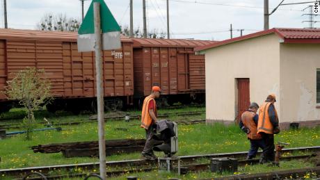 A vasutasok javítják a Lvovot Lengyelországgal összekötő vasút egy részét.