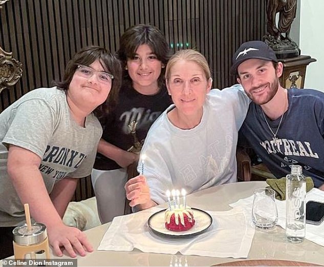 CSALÁD: Celine Dion (45) ritka pillantást vetett fiaira (LR) ikrekre, Eddie-re, Nelsonra (11) és Renee Charlesra (21) egy anyák napi ünnepségen vasárnap, miközben tisztelegett Ukrajnában élő gyermekei előtt.