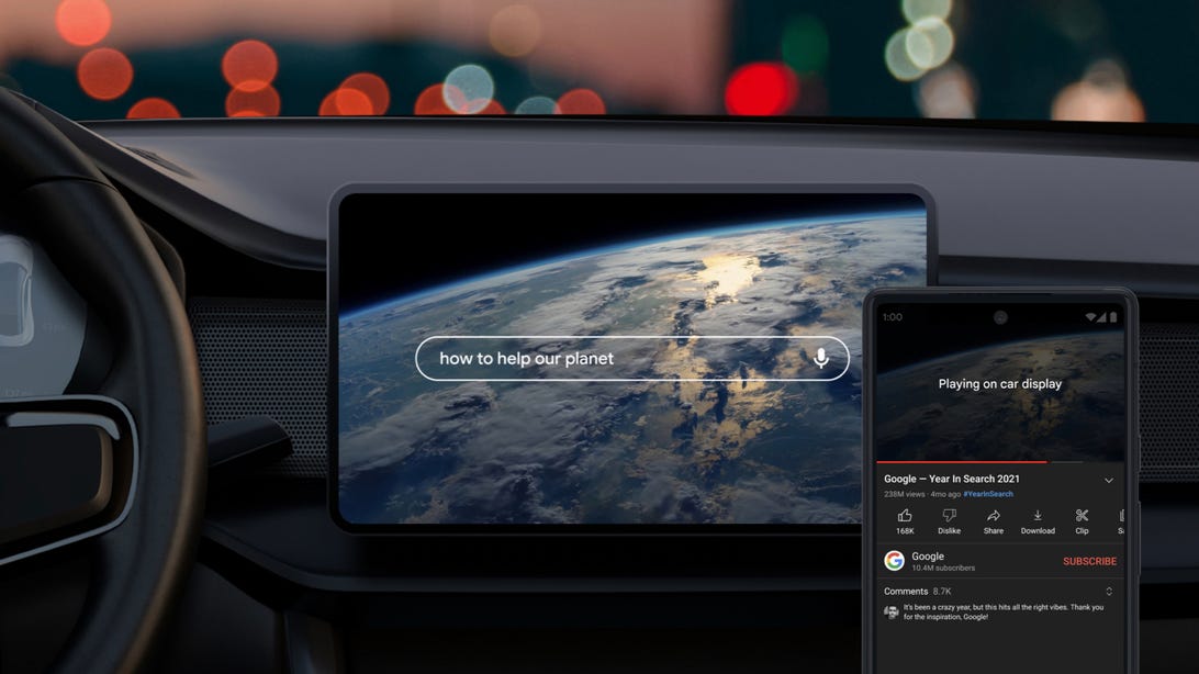 Az autós médiakonzol képernyőjén a Chromecast a telefonról látható