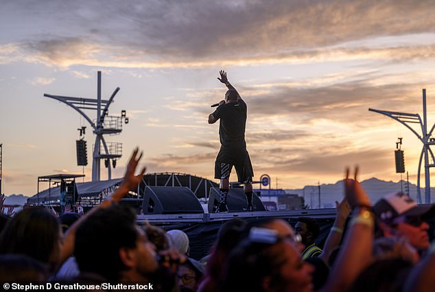 Ja Rule napnyugtakor lépett fel a Lovers and Friends Music Fesztiválon a Las Vegas-i Fesztivál területén, órákkal azelőtt, hogy elindult volna a kijáratok felé.