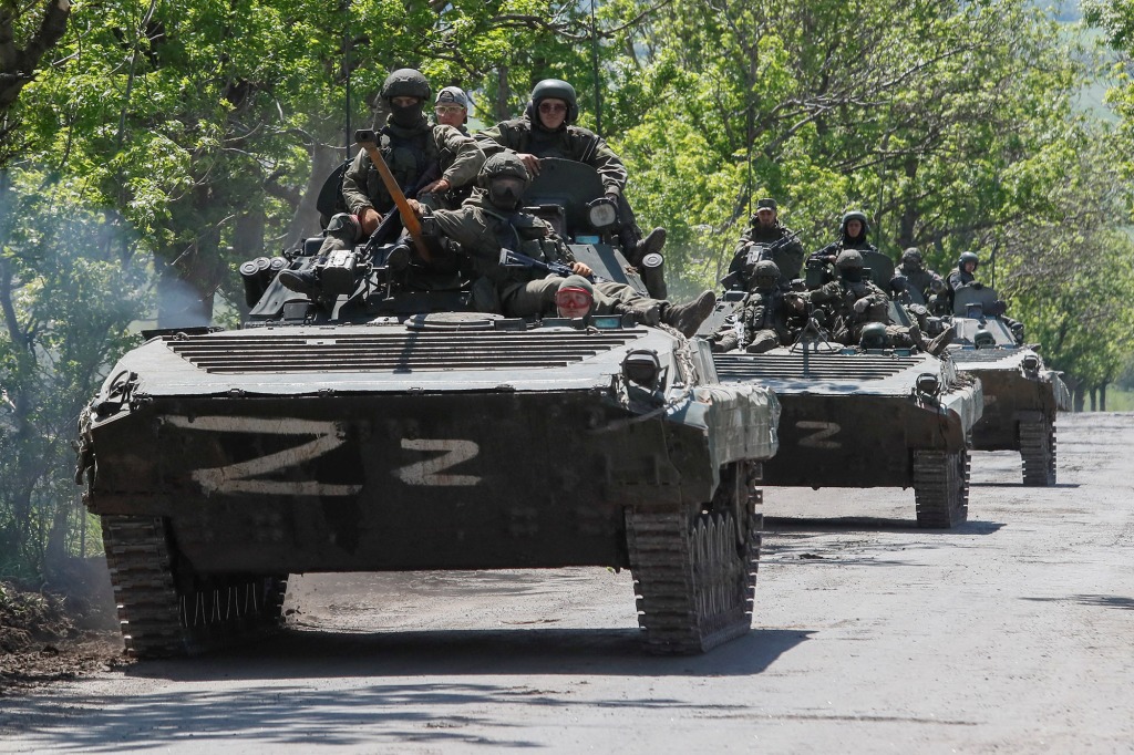 Orosz páncélozott járművekből álló konvoj halad egy úton az ukrán-orosz konfliktus kapcsán Mariupol közelében május 20-án. 