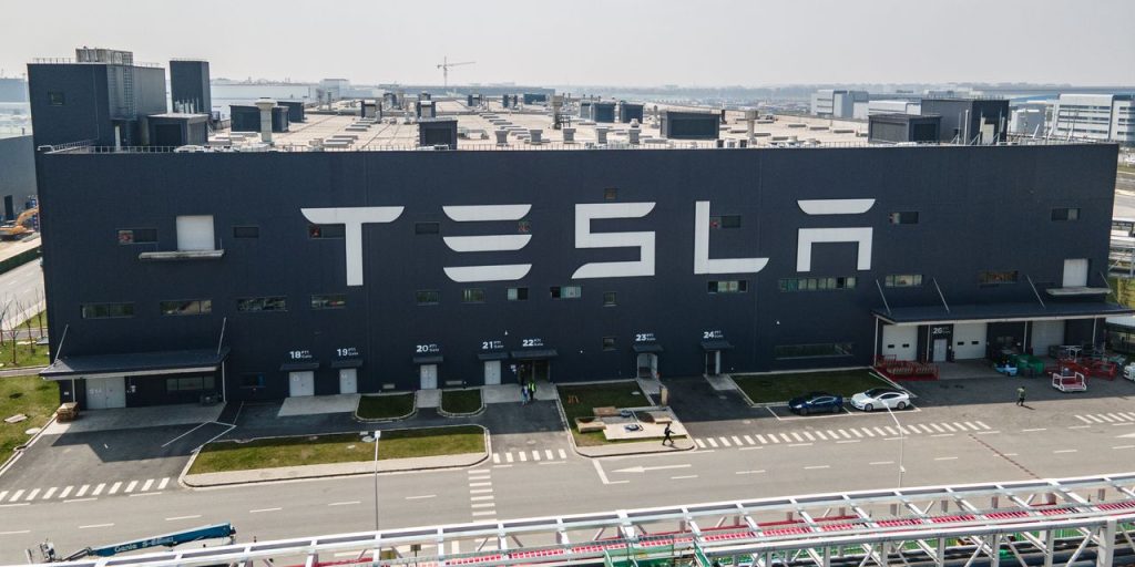 A Tesla részvényei összeomlottak a vezérigazgató elleni zaklatás vádja után