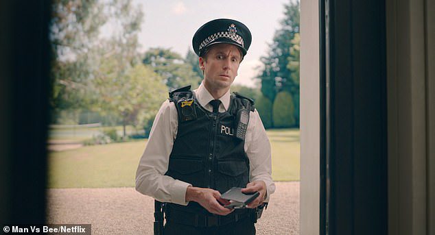 Szereplők: Tom Basden Rowan mellett szerepel első Netflix-sorozatban, mint rendőr, akit beidéznek a fényűző kastélyba, miután gyanús tevékenységre figyelmeztették.