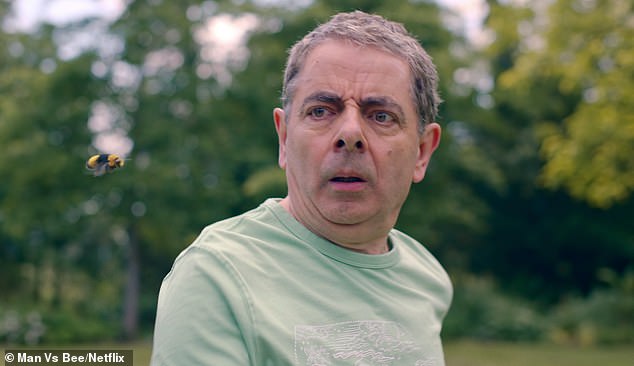 Zümmögő: Rowan Atkinson visszatér a tévéhez, és az új Netflix-vígjátékban, a Man vs Bee-ben játszik, miközben Trevor atya egy kaotikus hibával leül a rivalizálására.