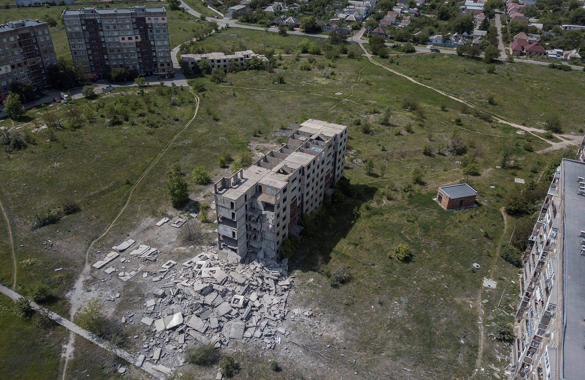 Egy épület megsérült egy rakétatámadásban az ukrajnai Donyeck régióban található Kramatorszk városában május 26-án.