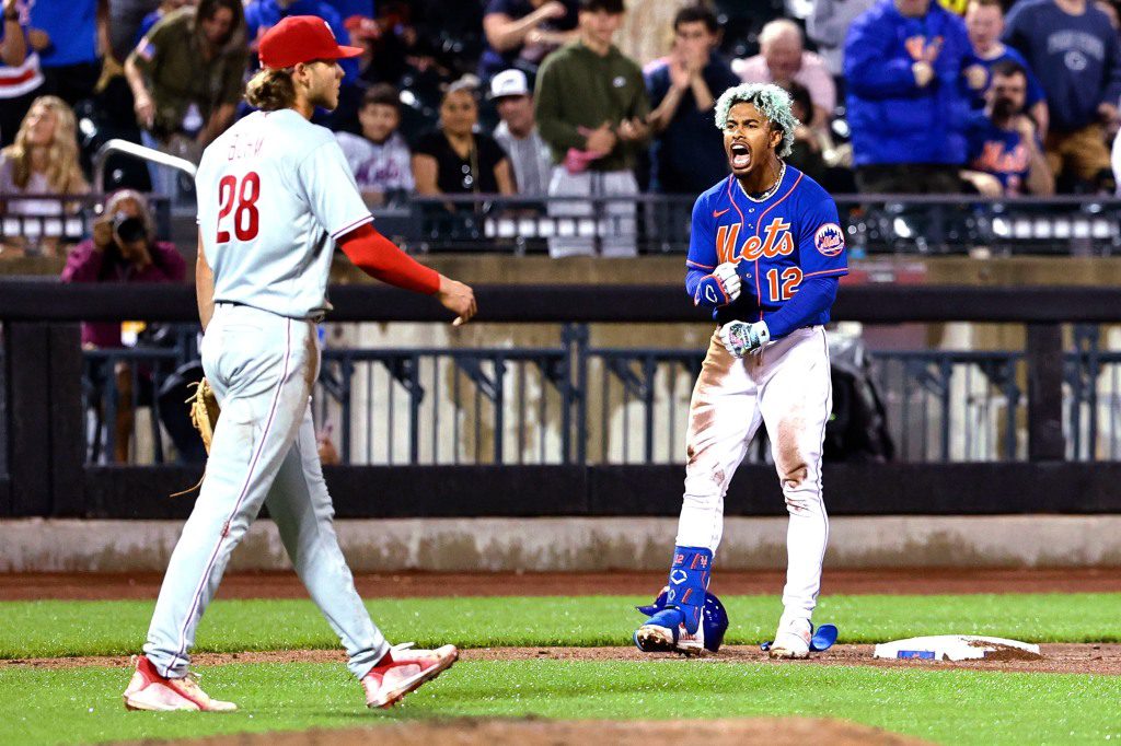 Francisco Lindor ünnepel, miután mesterhármast ért el a Mets Pheles elleni győzelmének ötödik játékrészében.