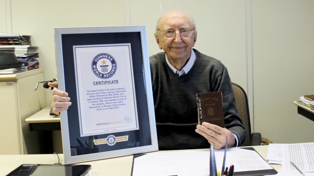 A 100 éves férfi megdöntötte a 84 éves karrierrekordot, osztja meg legjobb karriertanácsát