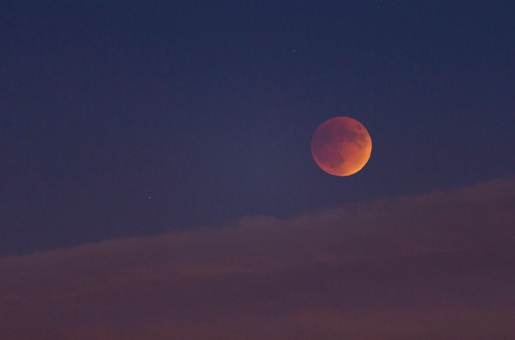A Hold a vasárnap esti teljes holdfogyatkozáskor pirosra vált
