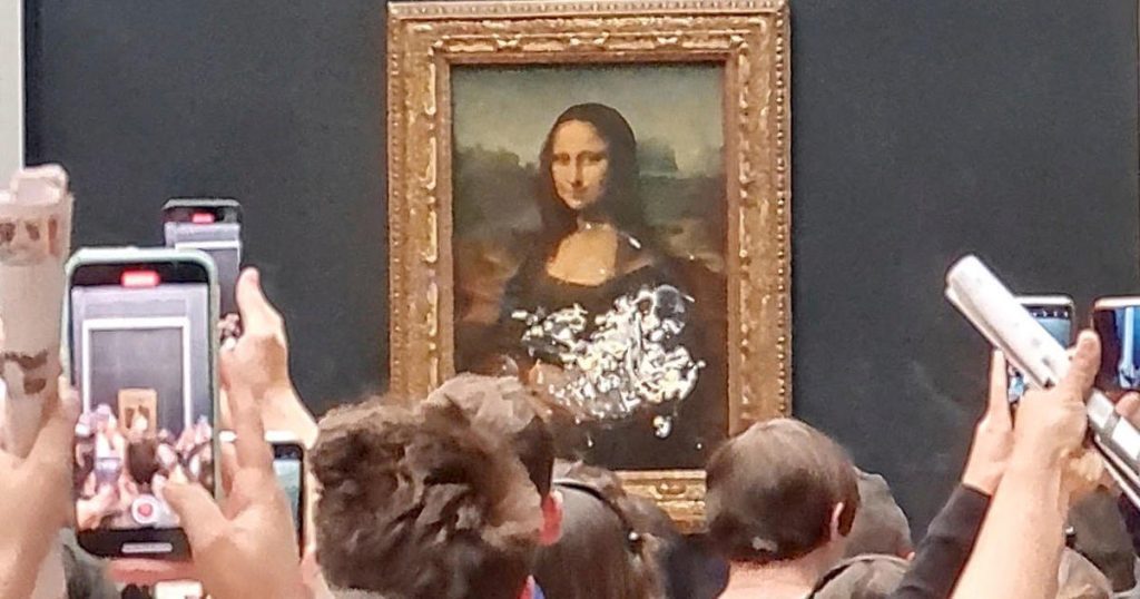 A Mona Lisa megken egy tortát egy látszólagos klímatüntetésen a Louvre-ban