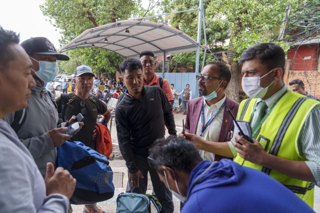 A nepáli hegyekben találtak egy repülőgép roncsát 22 emberrel a fedélzetén