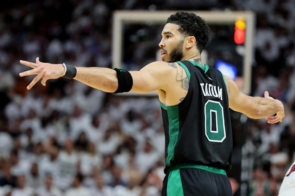 A Boston Celtics sztárja, Jason Tatum válaszol a Miami Heatre a Keleti Konferencia döntőjének 5. meccsén, a miami FTX Arénában 2022. május 25-én (Andy Lyons/Getty Images)