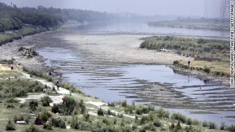 Yamuna folyó május 1-jén Újdelhiben, Indiában. 