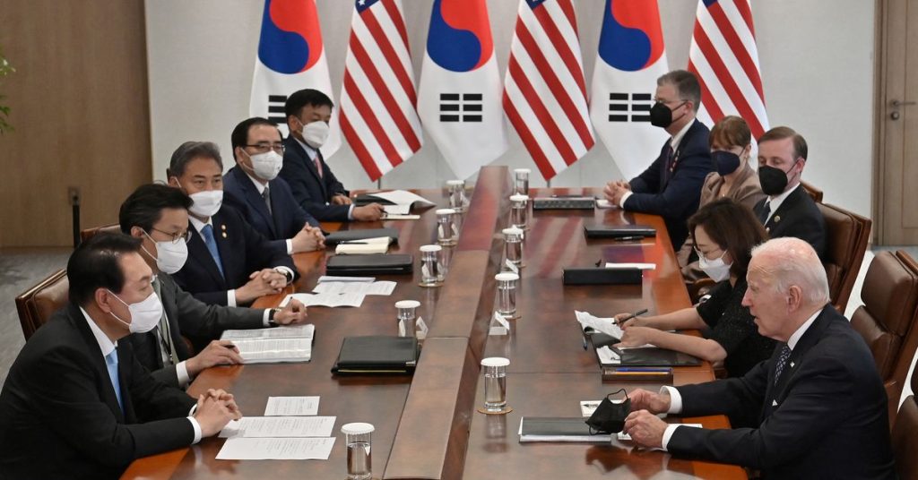 Biden, a dél-koreai Yoon megfogadja, hogy elriasztja Észak-Koreát, miközben COVID-segélyt ajánl fel