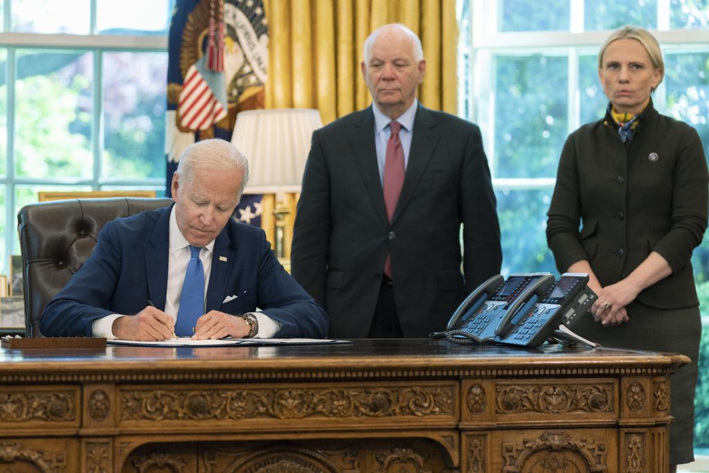 Biden aláírta Ukrajna törvényjavaslatát, és 40 milliárd dolláros segélyt kér Putyin válaszul