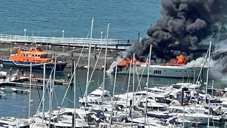 A 85 méter magas hajón felcsapó lángokat a tűzoltók igyekeztek eloltani.  Kép: Tanya Kotham