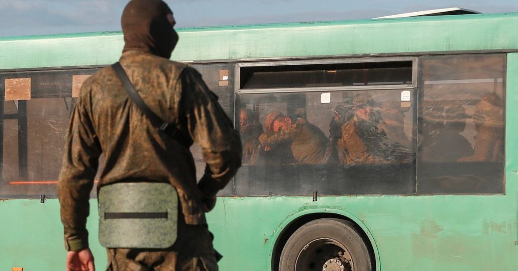 Oroszország szerint Azovstal ostroma véget ért, a videón a védők megadása látható