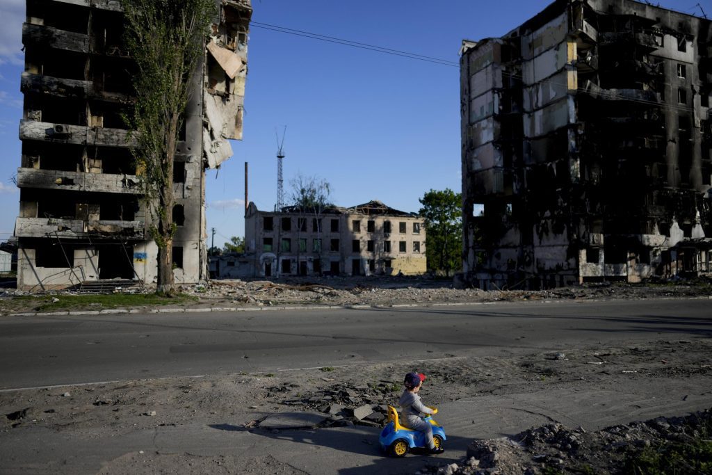 Ukrajna: 200 holttestet találtak egy pincében Mariupol romjai alatt