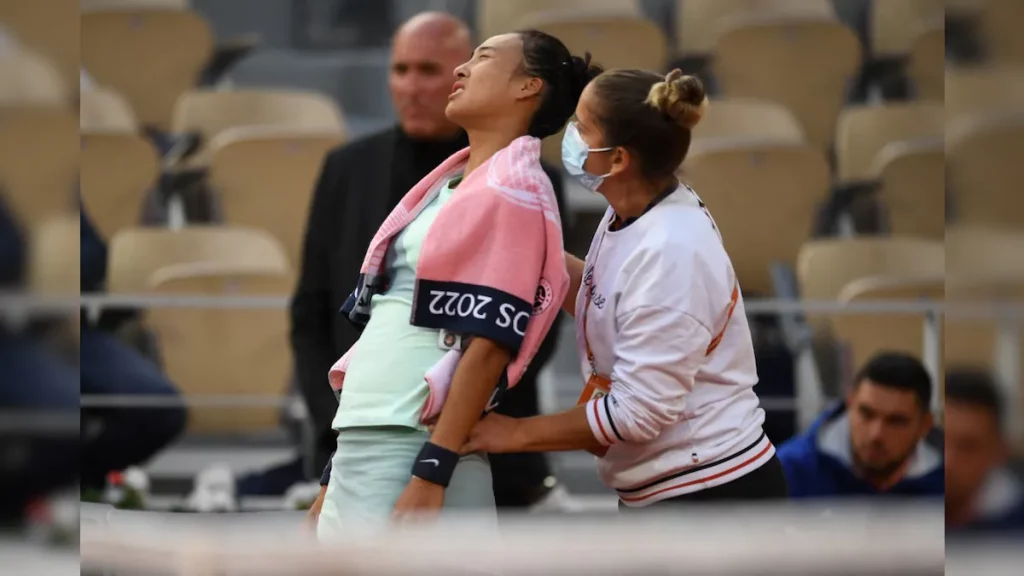 „Bárcsak férfi lennék” – mondja Cheng Qinwen, miközben gyomorgörcsök fejezik be a France Openen