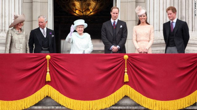 A brit királyi család integet a tömegnek a Buckingham-palotából a gyémánt jubileumi ünnepségeken 2012-ben.