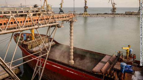 A Medusa S gabonával megrakott általános teherszállító hajó Törökország felé tart az UkrTransAgro LLC gabonaterminálján, Mariupolban, Ukrajnában, 2022. január 13-án, csütörtökön.  