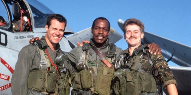 "behatoló utazás" Rendező: John Milius.  Brad Johnson Danny Glover mellett szerepelt az 1991-es akciófilmben.