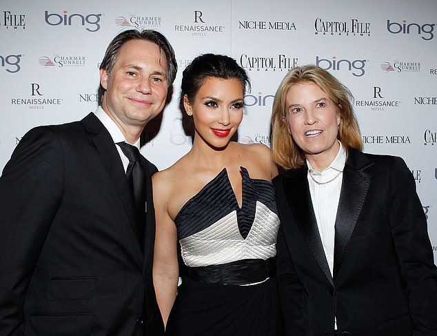 Jason Bean (balra) Kim Kardashiannal és Greta Van Susterrel a Niche Media Party-n 2010-ben