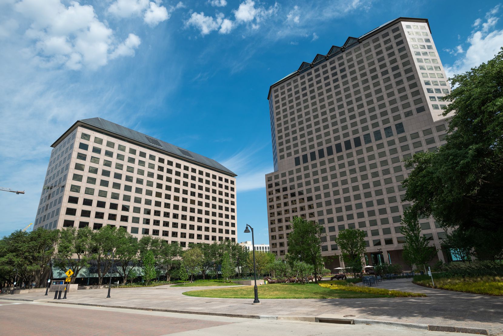 A Caterpillar Corporation irodái balra az irvingi Williams Square-en találhatók.