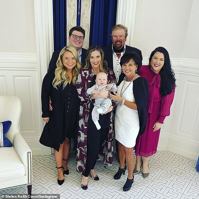 2021-es családi fotó: Tobyt három fia – lánya, Shelley (42) – is nagy támogatásban részesítette;  lánya, Crystal, 36 éves;  és fia, Stellen (25), valamint 38 éves felesége, Patricia 