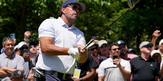 Phil Mickelson a 15. lyukba lőtt lövését nézi a US Open golftorna edzésén a The Country Clubban, 2022. június 15-én, szerdán, Brooklynban, Massachusettsben.