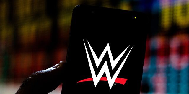 Ezen az infografikán a World Wrestling Entertainment (WWE) logója látható egy okostelefonon.