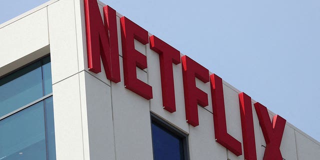 A Netflix logója megjelenik az épület oldalán.
